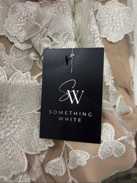 Storia Nude Mini Dress with White Floral Appliqué - Picture 6 of 8